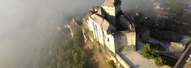 Photo d'une vue aérienne du Chateau de Castelnaud-la-Chapelle prise d'une montgolfière