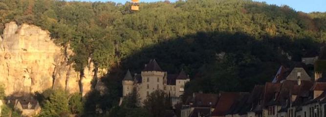 Photo représentant une Montgolfière survolant la Dordogne à La Roque Gageac