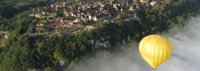 Photo vue sur une ville et une montgolfière du Périgord