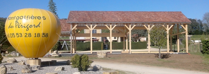 Le bâtiment d'accueil des Montgolfières du Périgord en chantier Le bâtiment d'accueil des Montgolfières du Périgord en construction - Début avril 2014