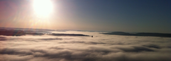 Photo de montgolfière au dessus des nuages