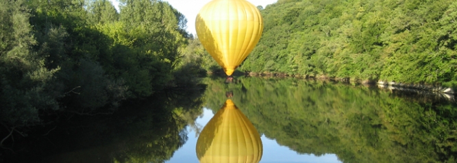 Photo de montgolfière au dessus de la rivière