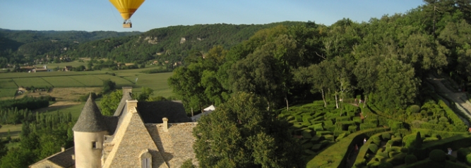 Photo de montgolfière au dessus du château de Marqueyssac