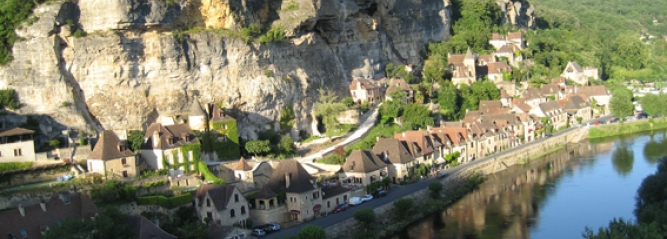 Promenade au bord de la rivière en Périgord