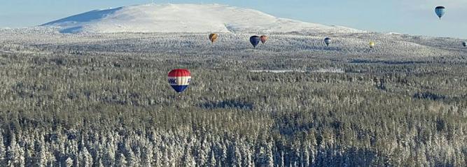 Photo du rassemblement de montgolfières au nord du cercle polaire