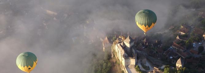 Photo de montgolfières en Dordogne vues du ciel, aux jardins de Marqueyssac