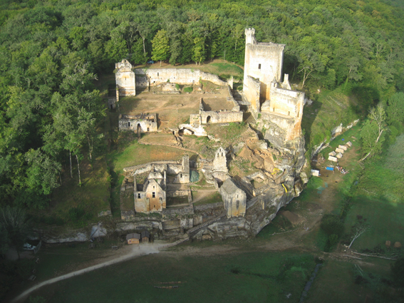 Survol du châteaux de Commarque