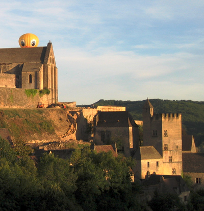  Vol au dessus du château de Beynac en Périgord