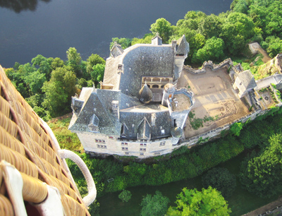 Vol au dessus du château de Montfort (Dordogne)