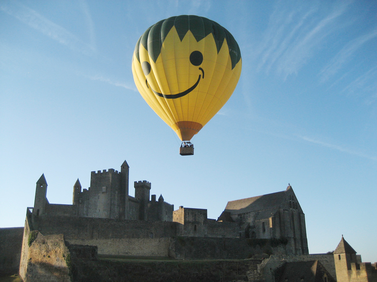 Vol au dessus du château de Beynac en Périgord