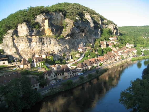 Promenade au bord de la rivière en Périgord