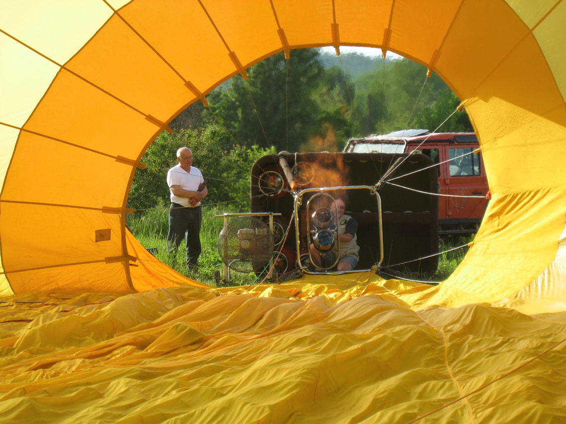 Gonflage de la montgolfière jaune