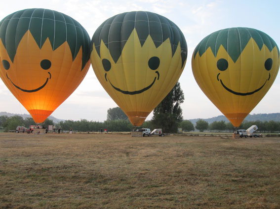 Préparation des montgolfières au sol