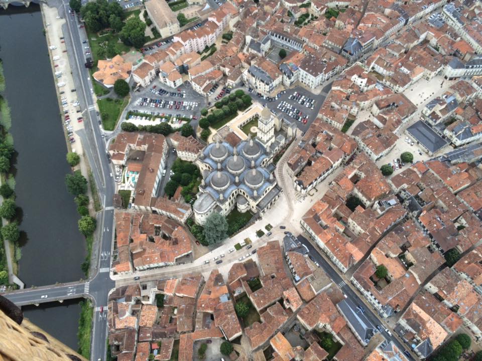 Photo représentant le centre historique de Périgueux et la cathédrale byzantine Saint-Front