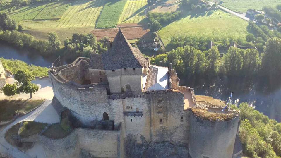 Photo d'une vue aérienne du Chateau de Castelnaud-la-Chapelle prise d'une montgolfière