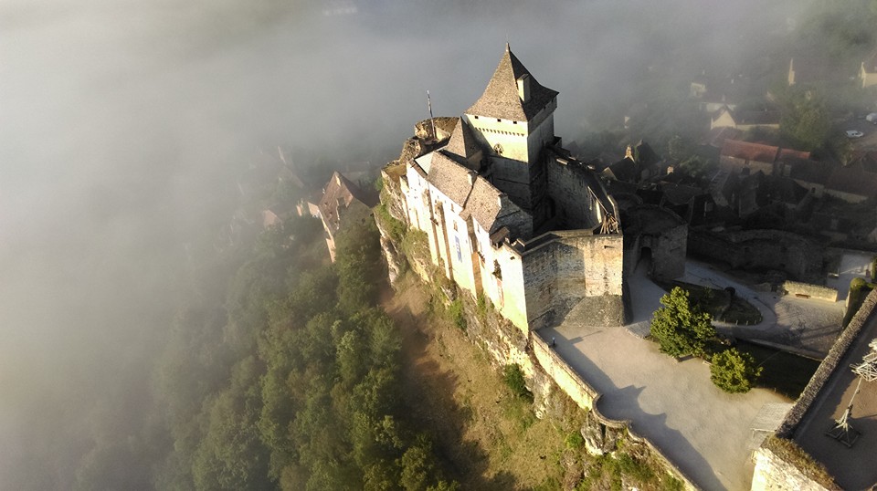 Photo d'une vue aérienne du Chateau de Castelnaud-la-Chapelle prise d'une montgolfière