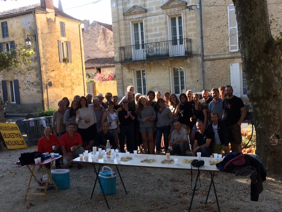 Photo représentant une sympathique équipe après un atterrissage à Lalinde au cours du pot de l'aérostier