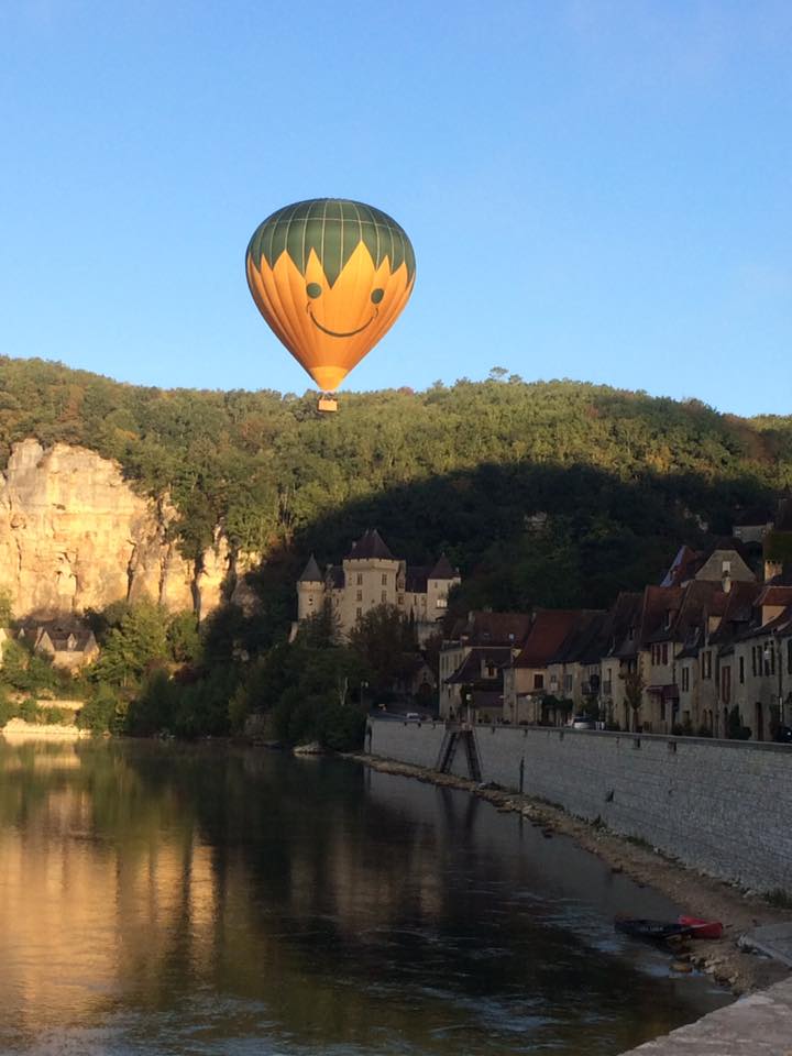 Photo représentant une Montgolfière survolant la Dordogne à La Roque Gageac