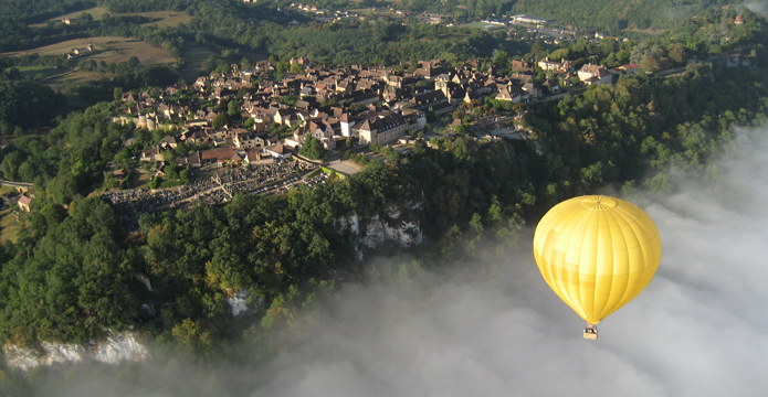 Photo vue sur une ville et une montgolfière du Périgord