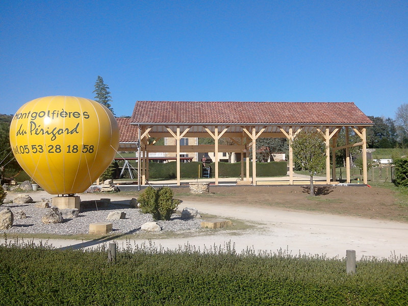 Le bâtiment d'accueil des Montgolfières du Périgord en construction - Début avril 2014