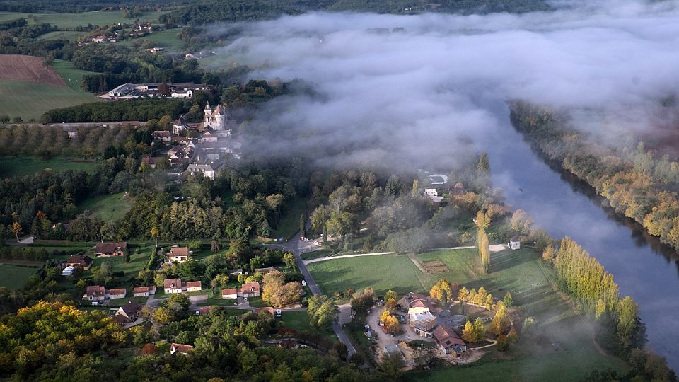 Vue aérienne de la Dordogne avec Montgolfières du Périgord