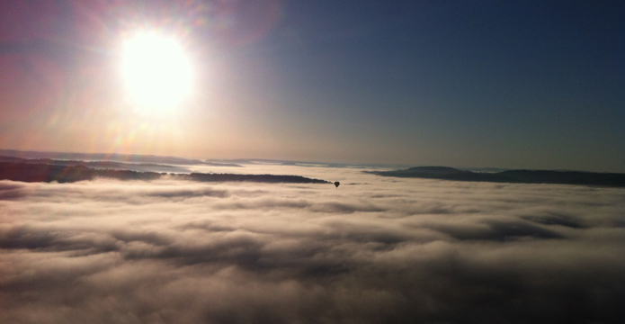 Photo de montgolfière au dessus des nuages