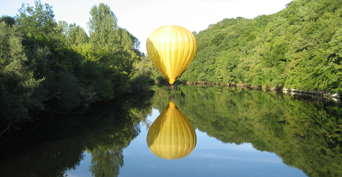 Photo de montgolfière au dessus de la rivière