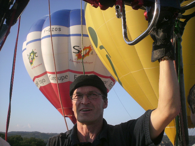 Photo de Franz pilotant une montgolfière