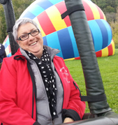 Martine co-gérante et équipière à Montgolfières du Périgord