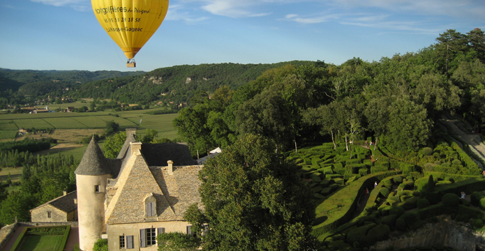 Photo de montgolfière au dessus du château de Marqueyssac