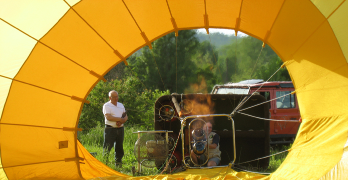 Professionalisme Photo de gonflage d'une montgolfière