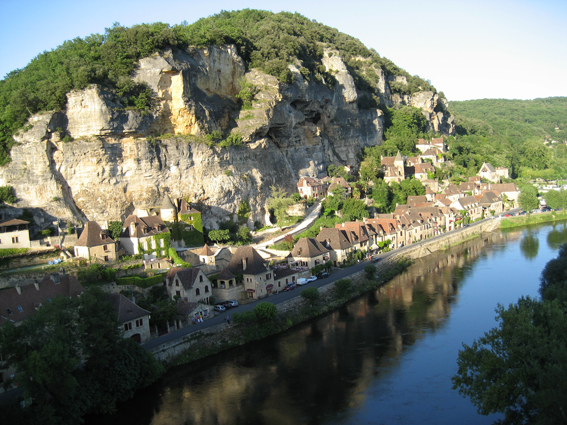 Promenade au bord de la rivière en Périgord