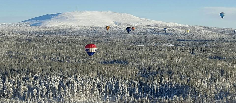 Photo du rassemblement de montgolfières au nord du cercle polaire