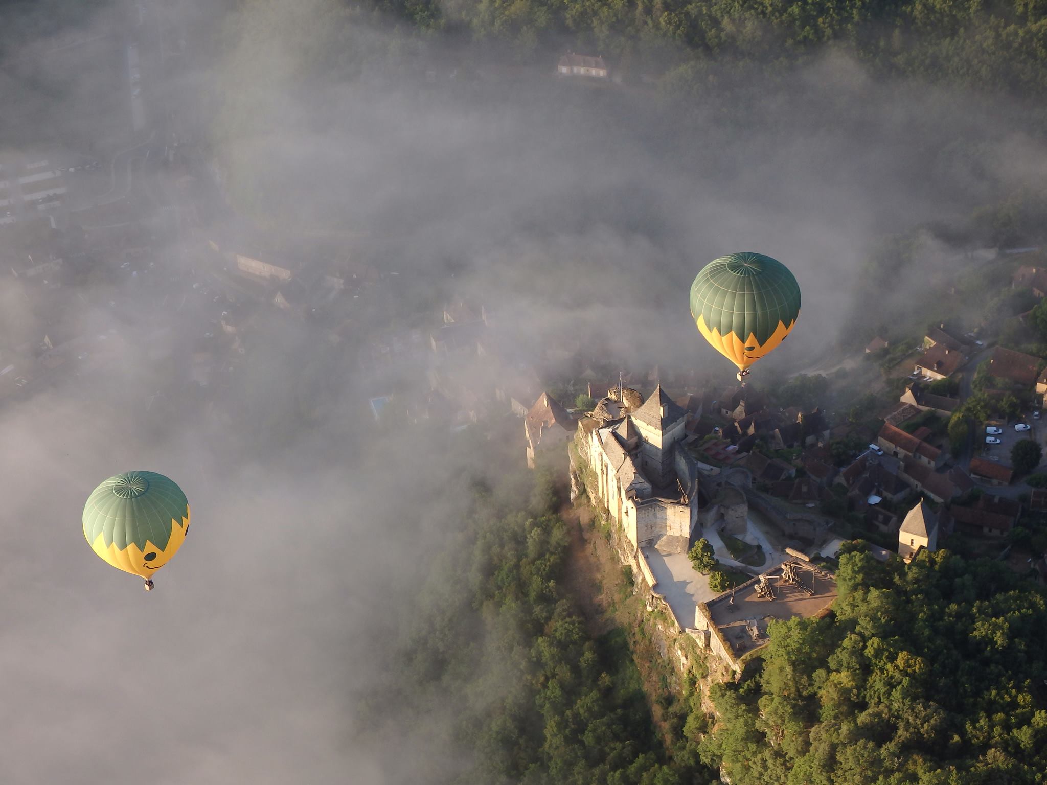 Photo de montgolfières en Dordogne vues du ciel, aux jardins de Marqueyssac